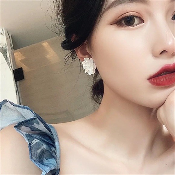 Korean romantic carve patterns flowers on Resin stud earrings - Picture 3 of 3